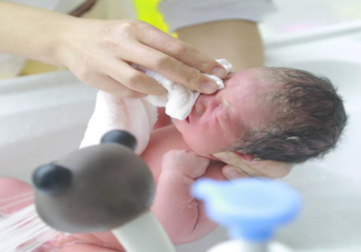 新生寶寶蛻皮后可以洗澡嗎 為什么新生兒會(huì)出現(xiàn)脫皮