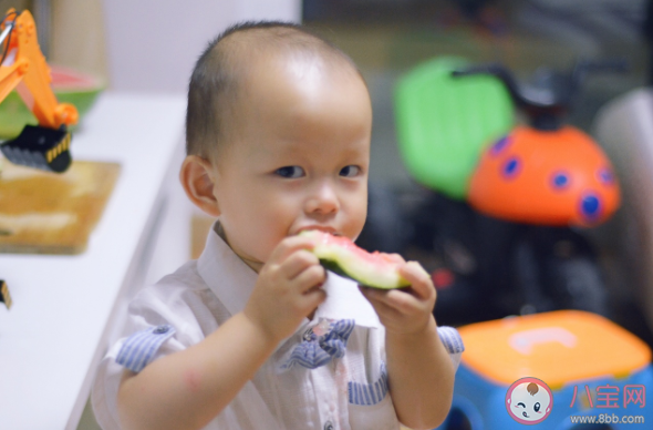 孩子夏天的衣服多久洗一次 給孩子洗衣服用什么洗