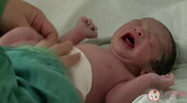 生孩子時(shí)為什么是頭先出來 生孩子為什么會(huì)順轉(zhuǎn)剖