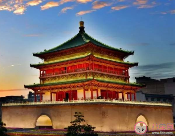 我是個沉默不語的靠著墻壁曬太陽的過客是什么歌 《鼓樓》完整版歌詞在線聽歌