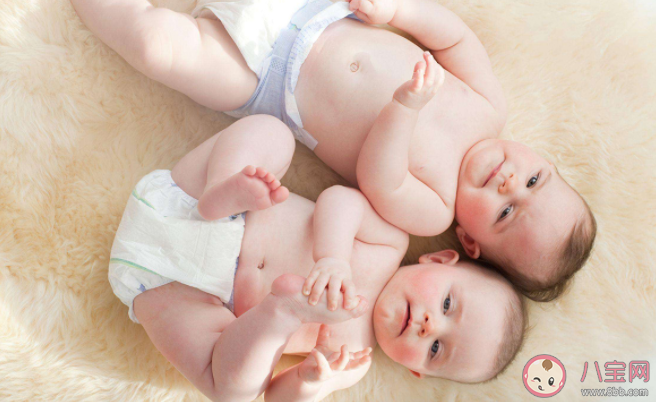 給寶寶選擇紙尿褲型號是偏大點還是小點好 嬰兒紙尿褲多久換碼數(shù)