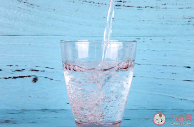 睡前總感覺口渴應該喝水嗎 睡前喝水最佳時間