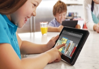 專家稱3歲以下兒童盡量不使用電子產品 暑假視力保護和用眼健康有哪些建議