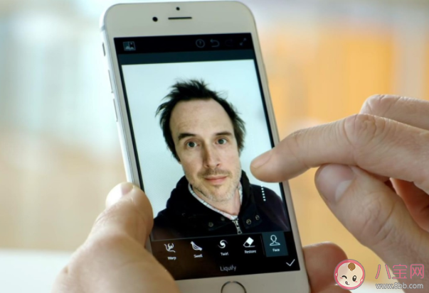 為什么很多人路過(guò)鏡子都會(huì)忍不住照一下 鏡子和原相機(jī)哪個(gè)是真實(shí)的自己