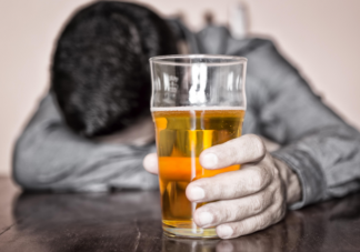 研究稱喝酒增高患癌風險 酒精是如何摧毀健康的