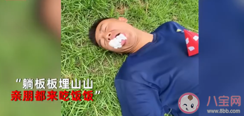 紅傘傘白桿桿吃完一起躺板板是什么歌 紅傘傘白桿桿完整版歌詞大全