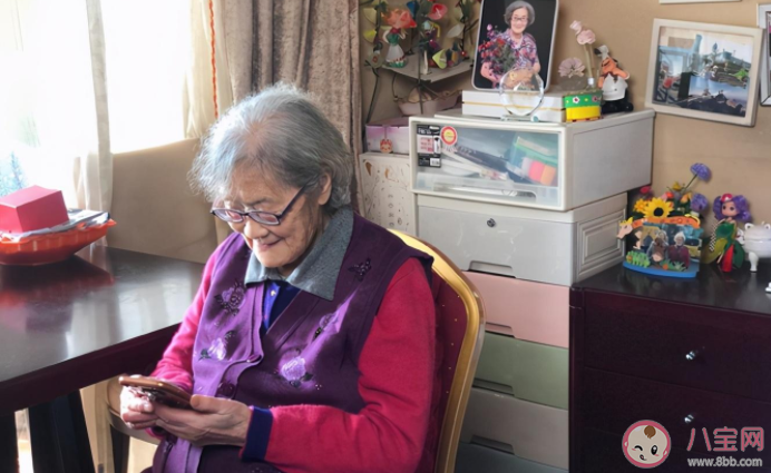 10萬老人每天上網超10小時 老年人沉迷網絡的原因是什么