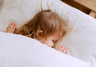 孩子一出生就要分床睡嗎 孩子分房睡如何順利執(zhí)行