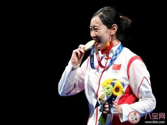 奧運冠軍為啥都愛咬金牌 金子被咬會變形嗎