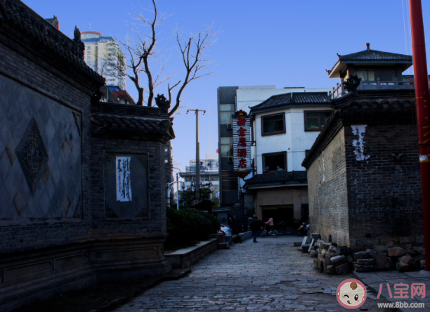 翻過長滿青苔的墻有一條江是什么歌 《小北巷》完整版歌詞在線聽歌