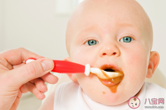 寶寶第一次對食物感興趣應該怎么做 寶寶第一次輔食的注意事項