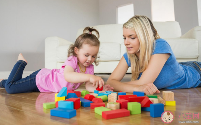 寶寶玩玩具反復教都不會是不聰明嗎 父母怎樣陪孩子玩玩具
