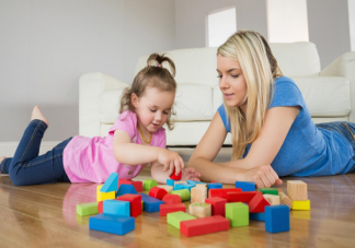 寶寶玩玩具反復(fù)教都不會是不聰明嗎 父母怎樣陪孩子玩玩具