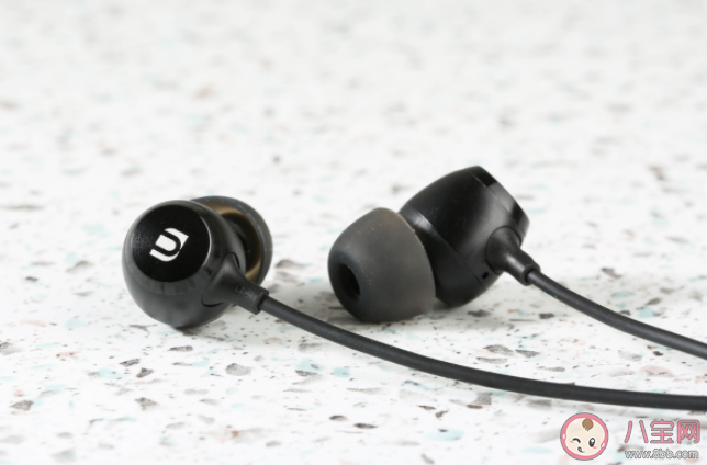 有線耳機和無線耳機怎么選 在挑耳機的時候應該注意些什么