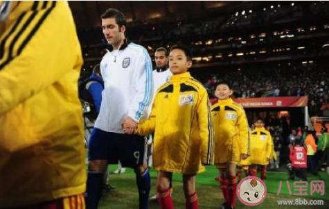 足球賽出場時為什么牽著小朋友 足球運動員入場牽著小朋友是什么意思