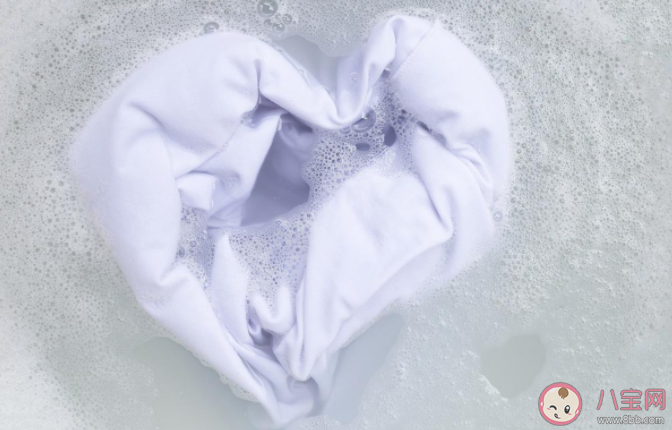 穿的白衣服發黃了怎么變白 如何防止白衣服變黃 穿的白衣服發黃了怎么變白 如何防止白衣服變黃