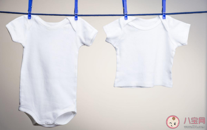 穿的白衣服發黃了怎么變白 如何防止白衣服變黃 穿的白衣服發黃了怎么變白 如何防止白衣服變黃