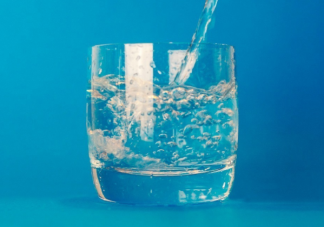 飲用純凈水會導致骨質疏松軟骨病嗎 經常喝純凈水對身體不好是真的嗎
