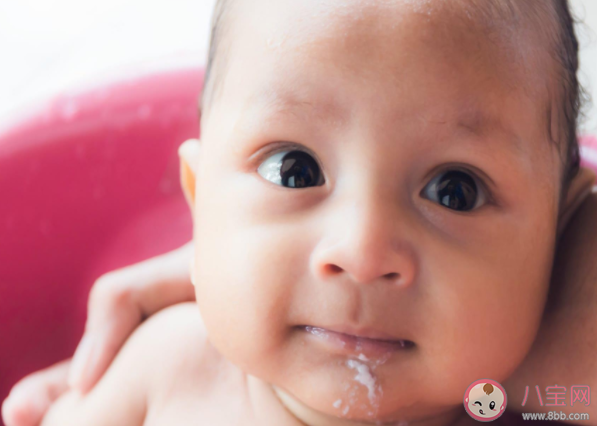 寶寶經(jīng)常溢奶睡覺(jué)時(shí)最好怎么睡 寶寶總是溢奶怎么緩解