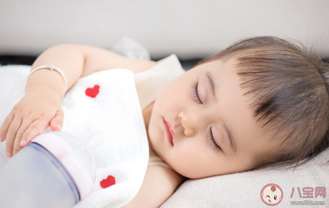 寶寶經(jīng)常溢奶睡覺(jué)時(shí)最好怎么睡 寶寶總是溢奶怎么緩解