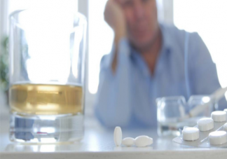 治療骨質(zhì)疏松就是多吃鈣片嗎 只要補足了鈣骨骼就不會缺鈣嗎