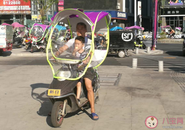 騎電動車接送孩子要避免哪些危險姿勢 騎電瓶車接孩子注意事項