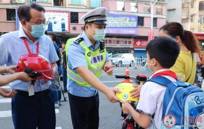 騎電動車接送孩子要避免哪些危險姿勢 騎電瓶車接孩子注意事項