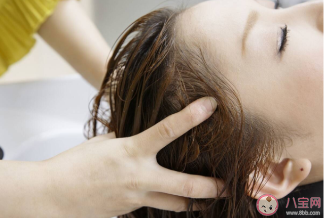 頭皮上摳下的小顆粒是什么 如何正確護(hù)理頭皮