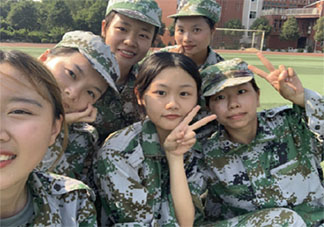 孩子上大學軍訓媽媽發朋友圈說說 小孩軍訓家長發朋友圈的配詞