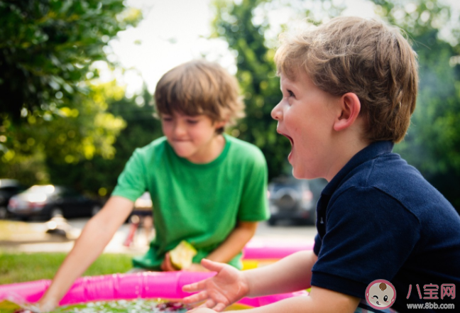 什么樣的孩子容易走入極端 父母給孩子什么樣的愛更利于成長 什么樣的孩子容易走入極端 父母給孩子什么樣的愛更利于成長