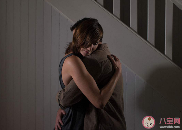 為什么女生總喜歡要抱抱 女生想要抱抱是什么意思 為什么女生總喜歡要抱抱 女生想要抱抱是什么意思