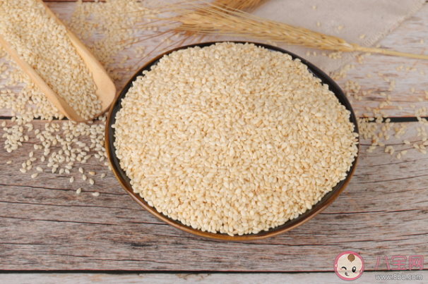 黑芝麻和白芝麻哪個更有營養 經常吃黑芝麻有什么好處 黑芝麻和白芝麻哪個更有營養 經常吃黑芝麻有什么好處