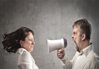 為何有時候?qū)胰瞬蝗鐚ν馊藨B(tài)度好 對家人該怎樣控制自己的情緒