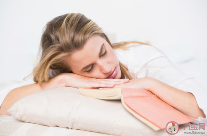 睡覺半睜眼是怎么回事 長期睜眼睡有什么危害 睡覺半睜眼是怎么回事 長期睜眼睡有什么危害