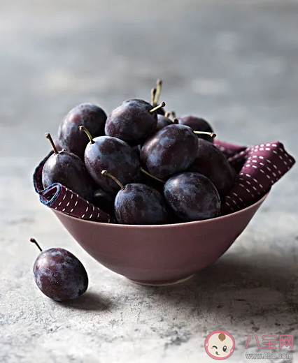 寶寶適合吃西梅嗎 秋季給孩子吃西梅有什么好處 寶寶適合吃西梅嗎 秋季給孩子吃西梅有什么好處