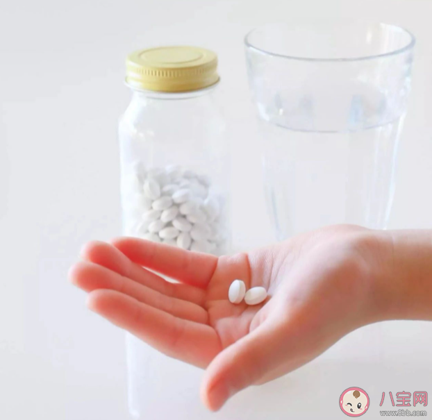 用茶葉水喝藥真的可以降低藥性嗎 吃藥該喝什么水