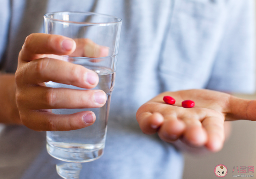 用茶葉水喝藥真的可以降低藥性嗎 吃藥該喝什么水