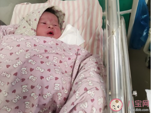 第一次抱自己的小孩是種什么感受 新手爸媽抱孩子是什么反應(yīng)