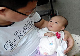 第一次抱自己的小孩是種什么感受 新手爸媽抱孩子是什么反應