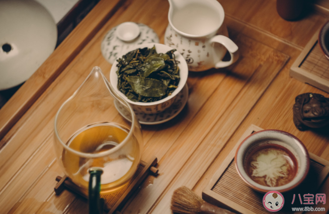 茶和酒哪個更適合在社交場合飲用 酒要滿茶要淺的習俗禮儀有什么講究