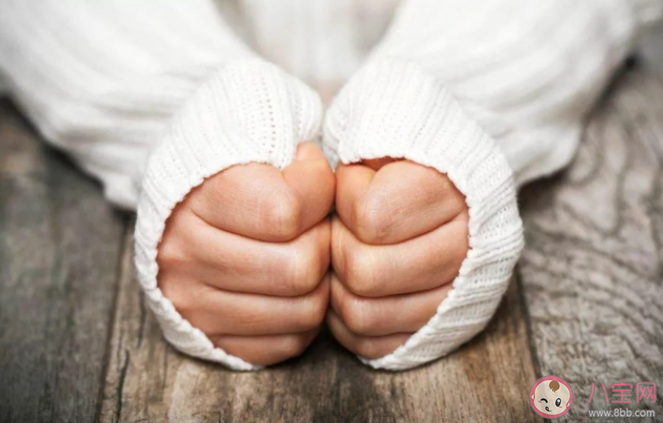 手指遇冷變紫怎么回事 手腳冰涼有哪些保暖小技巧 手指遇冷變紫怎么回事 手腳冰涼有哪些保暖小技巧