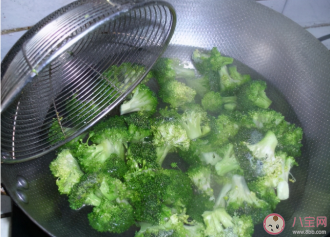 為什么食物要焯水 焯水小技巧有哪些 為什么食物要焯水 焯水小技巧有哪些