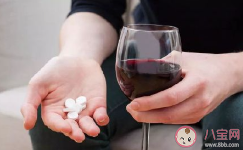 頭孢配酒的后果有多嚴(yán)重 為什么吃頭孢后不能飲酒