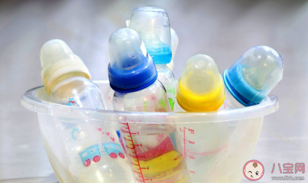 新生兒奶瓶是玻璃的好還是硅膠的好 奶瓶選購核心參數