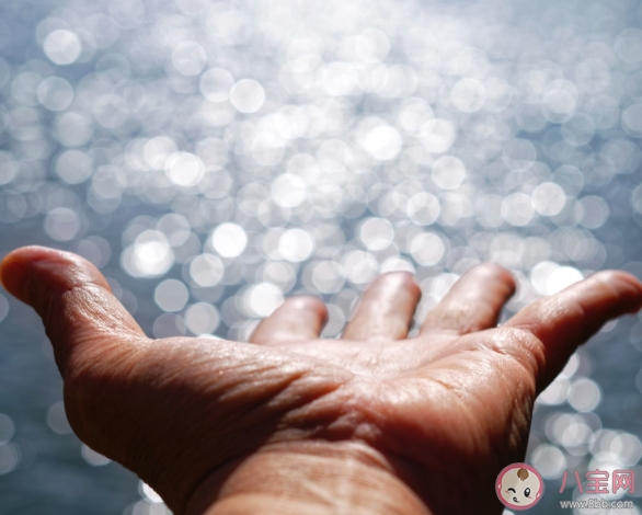 手指在水里泡久了為什么會變皺 為什么只是手指尖發皺