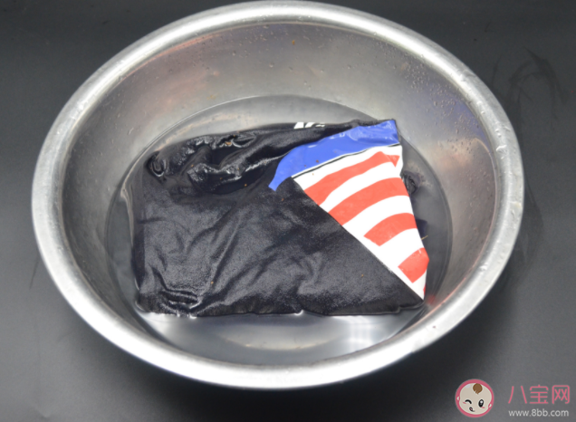 褲子掉色用鹽水泡有用嗎 衣服掉色是質量不好嗎 褲子掉色用鹽水泡有用嗎 衣服掉色是質量不好嗎