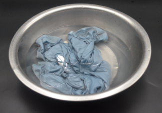 褲子掉色用鹽水泡有用嗎 衣服掉色是質量不好嗎