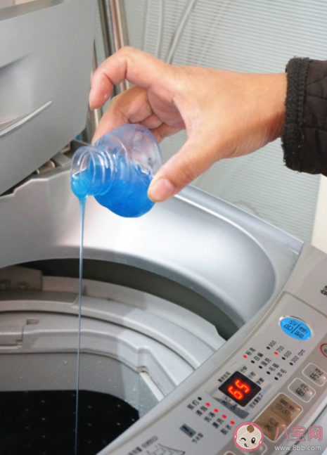 怎么判斷洗衣液放多還是放少了 洗衣液和消毒液可以放在一起用嗎 怎么判斷洗衣液放多還是放少了 洗衣液和消毒液可以放在一起用嗎