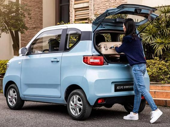 第一輛車該不該選擇電車 女生買電車還是油車好 第一輛車該不該選擇電車 女生買電車還是油車好