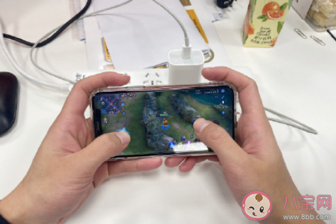 手機(jī)邊玩邊充電會損害電池嗎 手機(jī)邊玩邊沖真的好么